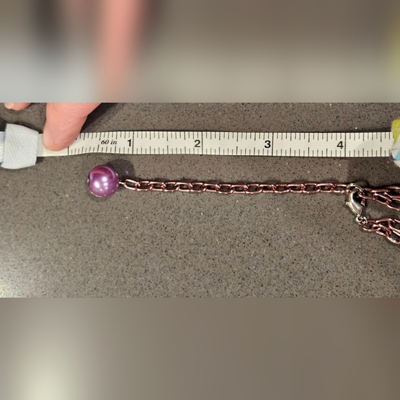 Purple cultured pearl stand with baroque shaped freshwater pearls - Picture 3 of 5